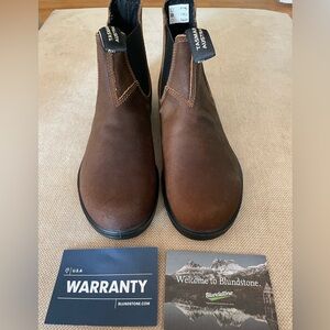 NEW IN THE BOX Blundstone “Original” #1911 waxed suede boots in tobacco.